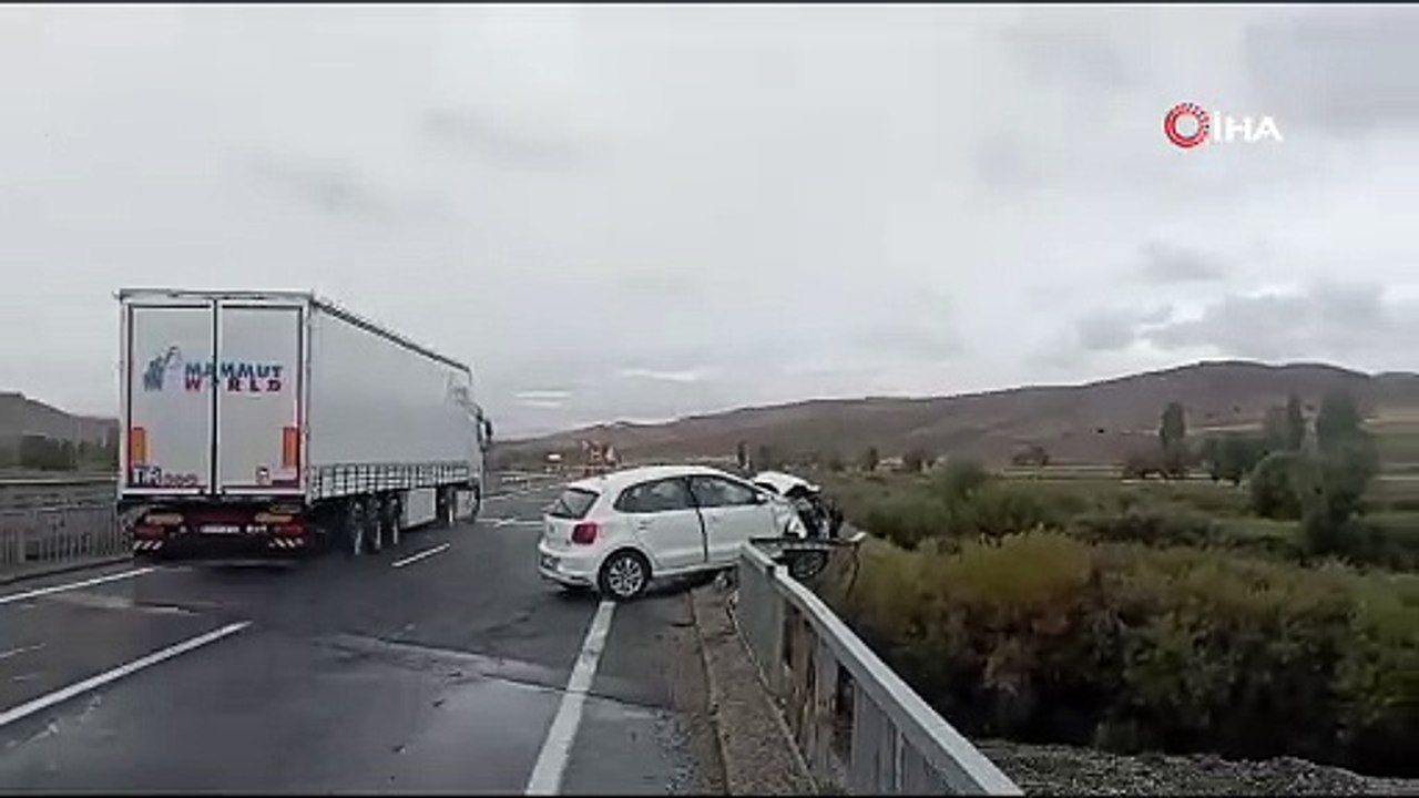 Ölüme ramak kala: Otomobil köprüde asılı kaldı