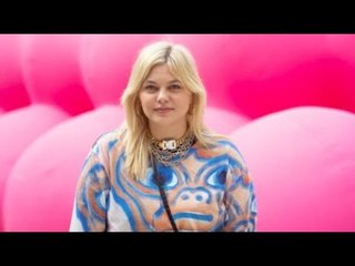 Louane « écœurée » : la chanteuse pousse un gros coup de gueule contre la loi...