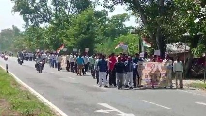 कासगंज: रोजगार सेवकों ने किया प्रदर्शन, कलेक्ट्रेट तक निकाला पैदल मार्च