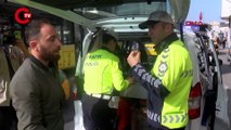 Kadıköy'de trafik denetimi: Ceza yazılan sürücü polislere tepki gösterdi