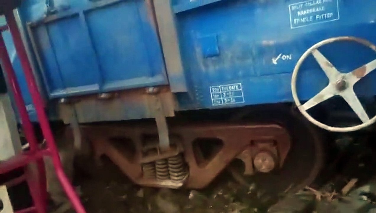 कांचीपुरम रेलवे स्टेशन पर मालगाड़ी पटरी से उतरी, 3 बाइकें क्षतिग्रस्त