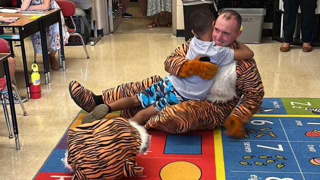 Soldier Dad Dresses As School's Tiger Mascot To Surprise Son After One Year Apart | Happily TV