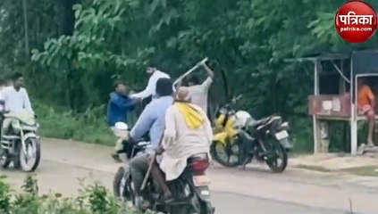 Gonda Video: युवक कहता रहा बड़े भाई, दबंग करते रहे पिटाई , वीडियो देख आ जाएगी तरस