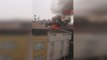 Avcılar'da 3 katlı binanın çatı katında yangın