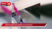 Dereye düşen kedi şemasiye ile kurtarıldı