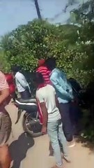 Video: दो किन्नरों के बीच का ऐसा चप्पल संग्राम, जिसे देखकर आप हो जाएंगे हैरान