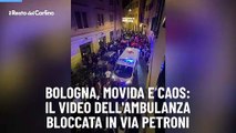 Bologna, movida e caos: il video dell'ambulanza bloccata in via Petroni