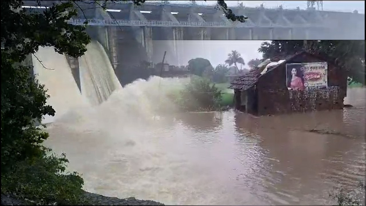 ডিভিসি জল ছাড়ায় ফুঁসছে দামোদর, বন্যার আশঙ্কা উদয়নারায়ণপুরে! | Oneindia Bengali
