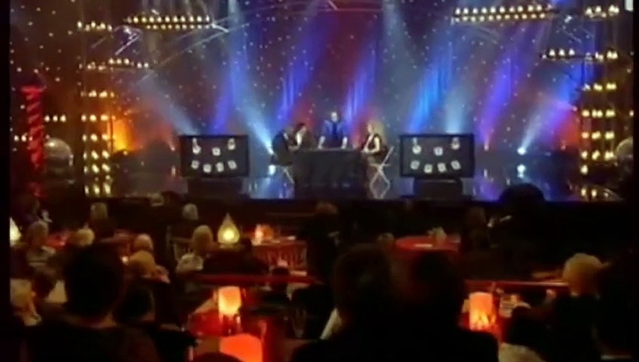 Magicien close up Paris Le plus grand cabaret du monde Magie et triche au pokerZapping Poker - Francky Le Tricheur