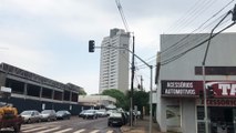 Vários semáforos na Avenida Brasil seguem inoperantes; motoristas devem redobrar a atenção