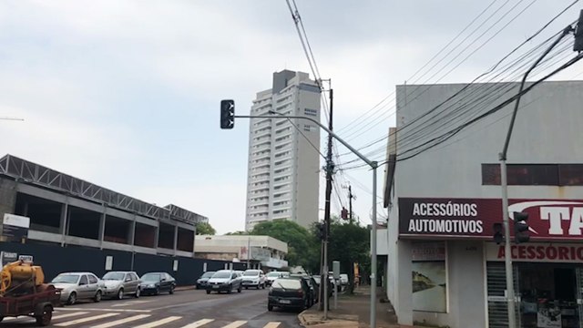 Vários semáforos na Avenida Brasil seguem inoperantes; motoristas devem redobrar a atenção