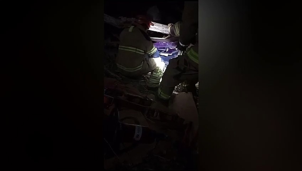 VÍDEO: Caminhão carregado de placas solares capota no Vale do Piancó e condutor morre preso nas ferragens