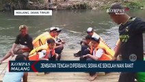 Jembatan Diperbaiki, Siswa di Kota Malang Terpaksa Naik Rakit ke Sekolah