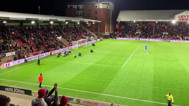 L'arbitre a regretté de ne pas avoir arrêté le match pour le supporter victime d'un infarctus dans les tribunes ! Ils se sont précipités sur le terrain