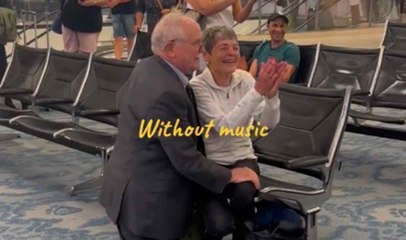 78-vuotias herra liikuttaa nettiä kosimalla kouluaikojen tyttöystäväänsä, 60 vuotta sen jälkeen kun he eivät ole tavanneet