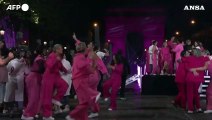 Parigi, l'Arco di Trionfo si illumina di rosa per la lotta contro il tumore al seno