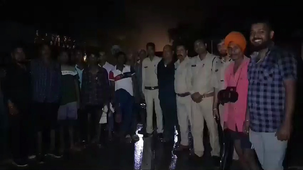 हाथियों से घिरे बुजुर्ग को रेस्क्यू कर सुरक्षित निकाला बाहर, आंधे घंटे बंद रहा एनएच
