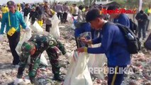 Video Aksi Bersih-Bersih Pantai Cibutun Sukabumi