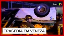Ônibus cai de ponte e deixa 21 pessoas mortas na Itália; vídeo mostra o acidente