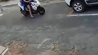 Il tente de secourir deux jeunes femmes après un accident de scooter, elles vont le regretter ! (Vidéo)
