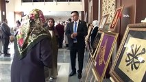 Le Président des Affaires Religieuses Erbaş a inauguré l'exposition composée d'œuvres d'artistes de la région du tremblement de terre