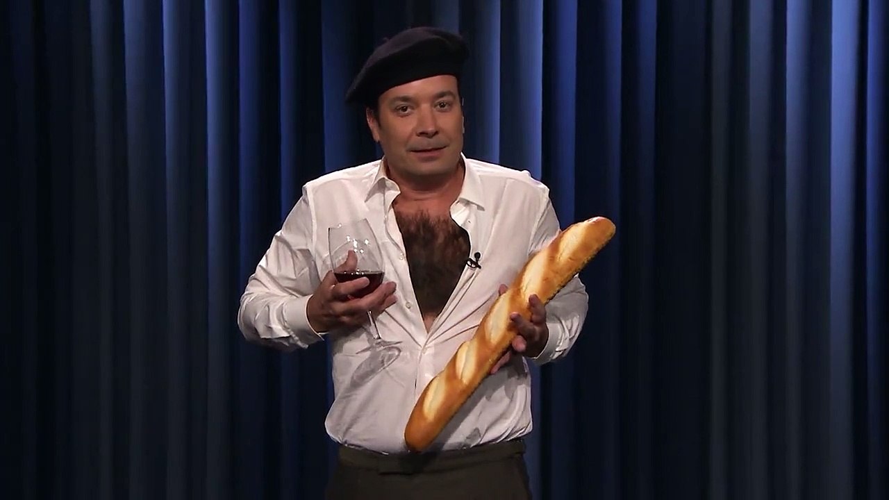 Le présentateur US, Jimmy Fallon parodie Emmanuel Macron et se moque de la psychose française sur les punaises de lit en interprétant une chanson : "Elles peuvent ramper partout, même dans les poils de mon torse"