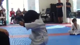 Un enfant de 3 ans tente de casser une planche en Taekwondo