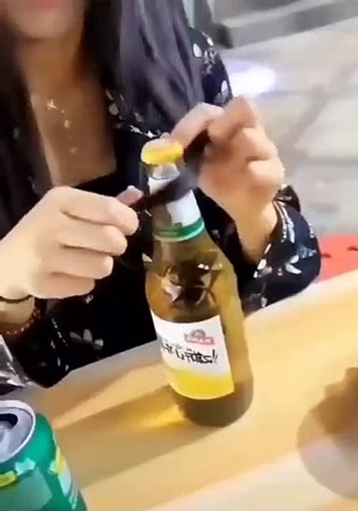 Cette technique hallucinante pour ouvrir une bière avec les cheveux (Vidéo) !