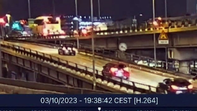 Imagens mostram momento que ônibus despenca de viaduto na Itália