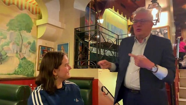 Magicien mentaliste Francky Le Tricheur. Mentalisme en magie de close up avec un jeu de cartes