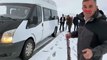 Van-Bahçesaray yolunda kar yağışı: Sürücüler zor anlar yaşadı