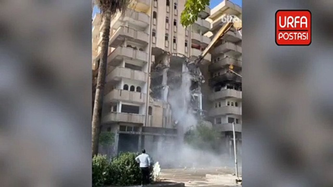 Şanlıurfa'da Ulakoğlu Apartmanı kontrollü bir şekilde yıkıldı