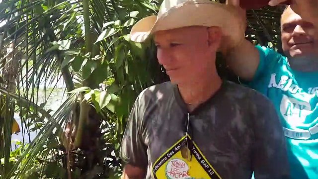 Ce crocodile suit ces gens dans leur maison... Un vrai chien