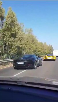 Une Ferrari et une Lamborghini tentent de doubler un camping car... raté