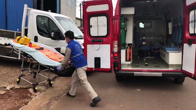 Trabalhando em destelhamento, homem sofre queda de três metros e é socorrido pelo Siate