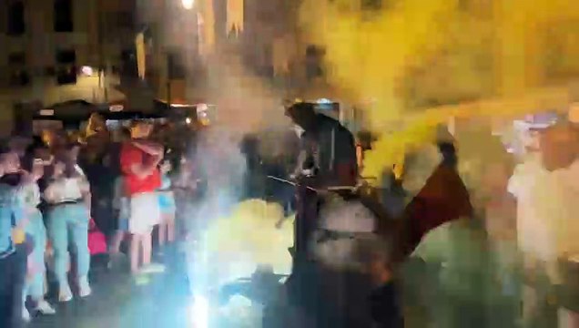 La pirotecnia llena de luz el Mercado de las Tres Culturas