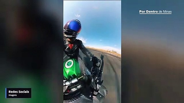 Motociclista sobrevive após cair de ribanceira de quase 30 metros na BR-050, em Araguari