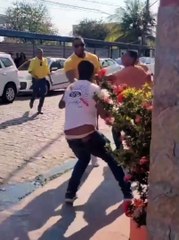 Motorista de aplicativo e taxista disputam cliente no tapa