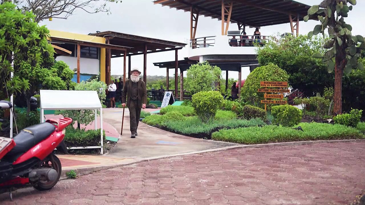 La encarnación de Charles Darwin sigue sus pasos y visita Galápagos