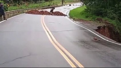 Vídeo impressionante mostra momento que asfalto se rompe após forte chuva em rodovia se SC
