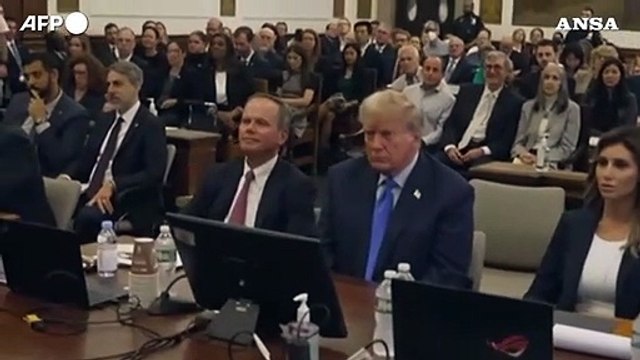 New York, le immagini di Trump sul banco della difesa al processo civile