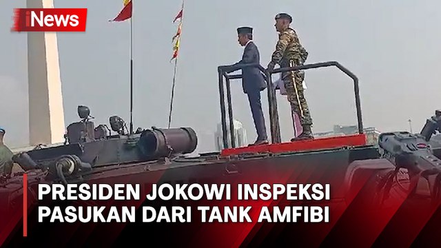 Presiden Jokowi Inspeksi Pasukan dari Tank Ambfibi TNI AL di Monas