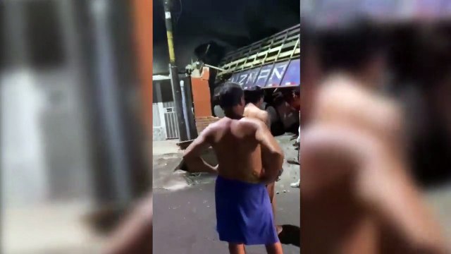 ext-Tres heridos graves luego de que camión sin frenos se estrellara contra casa-041023