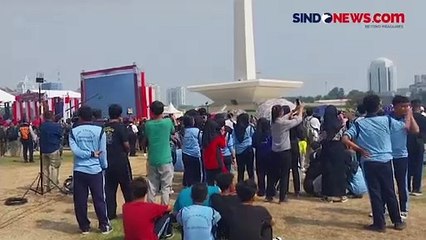 Begini Antusias Warga Saksikan Atraksi  Udara di Monas