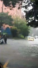 Inundación en Robledo Pilarica causa caos vehicular durante fuerte aguacero en Medellín