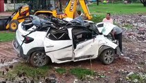 Video: कुशीनगर में दर्दनाक हादसा, तेज रफ्तार कार पेड़ से टकराई, 2 की दर्दनाक मौत