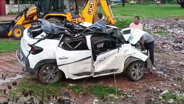 Video: कुशीनगर में दर्दनाक हादसा, तेज रफ्तार कार पेड़ से टकराई, 2 की दर्दनाक मौत