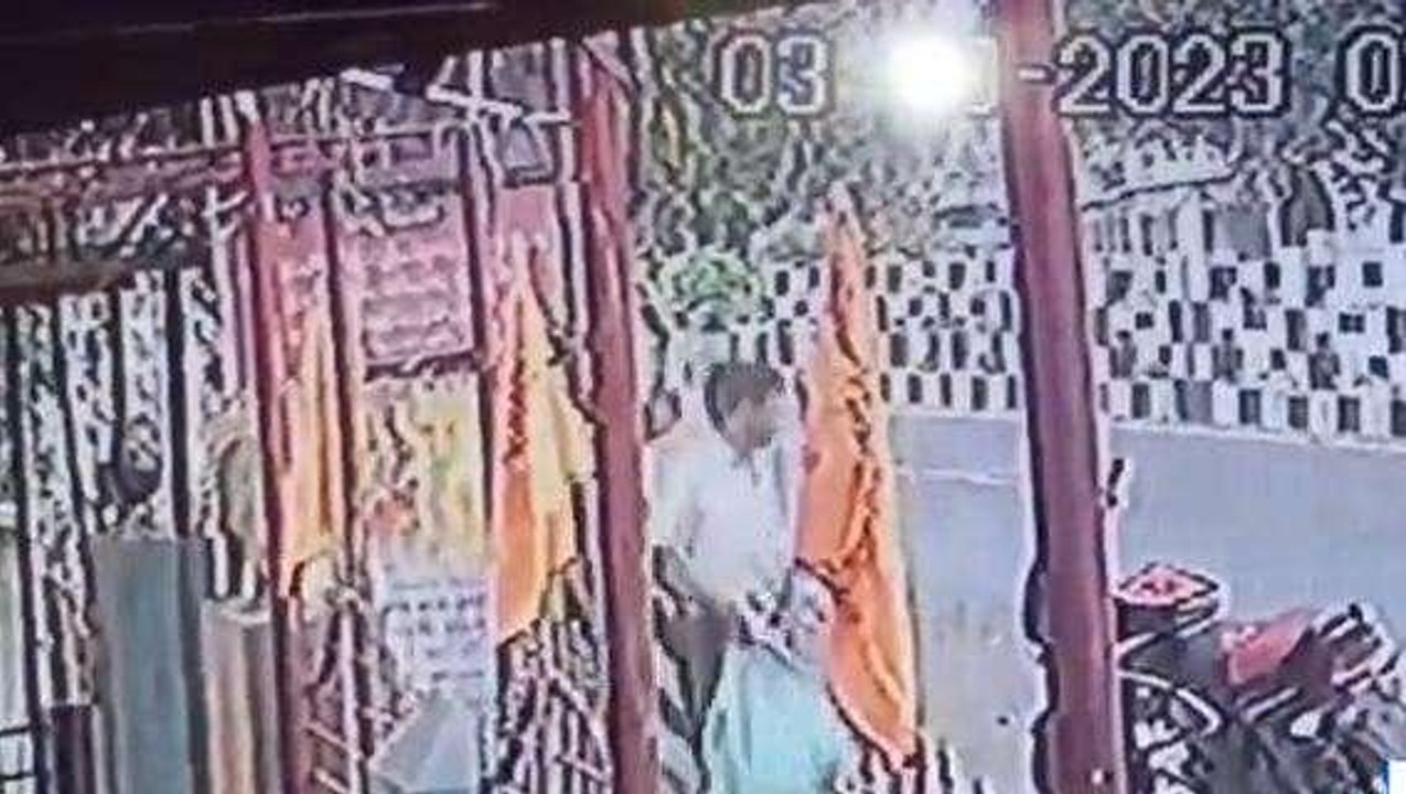 కోనసీమ జిల్లా: గుడిలో గంటల దొంగ... సీసీ వీడియో