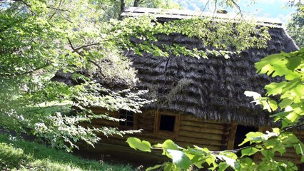 Szymbark - nowe strzechy dla chat w skansenie