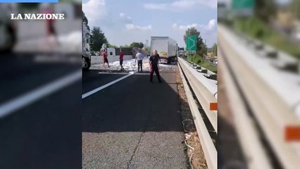 Incidente in A1, camion ribaltato